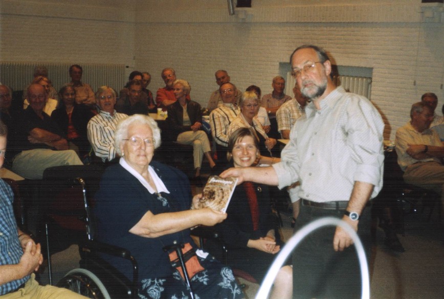 Uitreiking eerste boek "Jaarringen" in EO-gebouw in 2004.